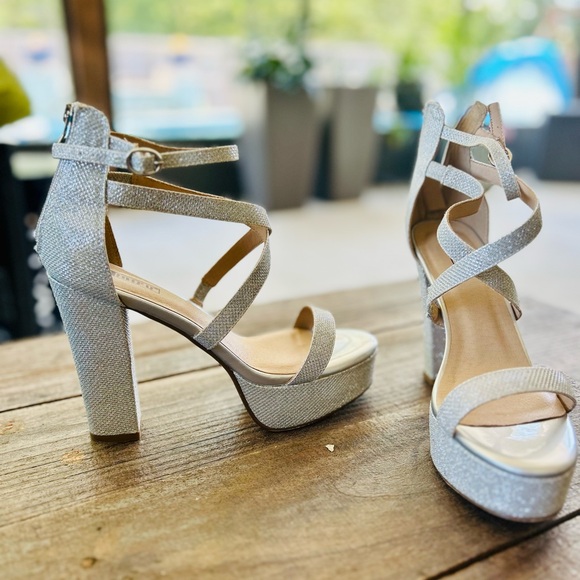Women’s size 9 silver heels - Picture 2 of 6